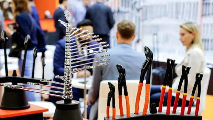 Eine Auswahl von Werkzeugen, präsentiert auf der Internationalen Eisenwarenmesse.