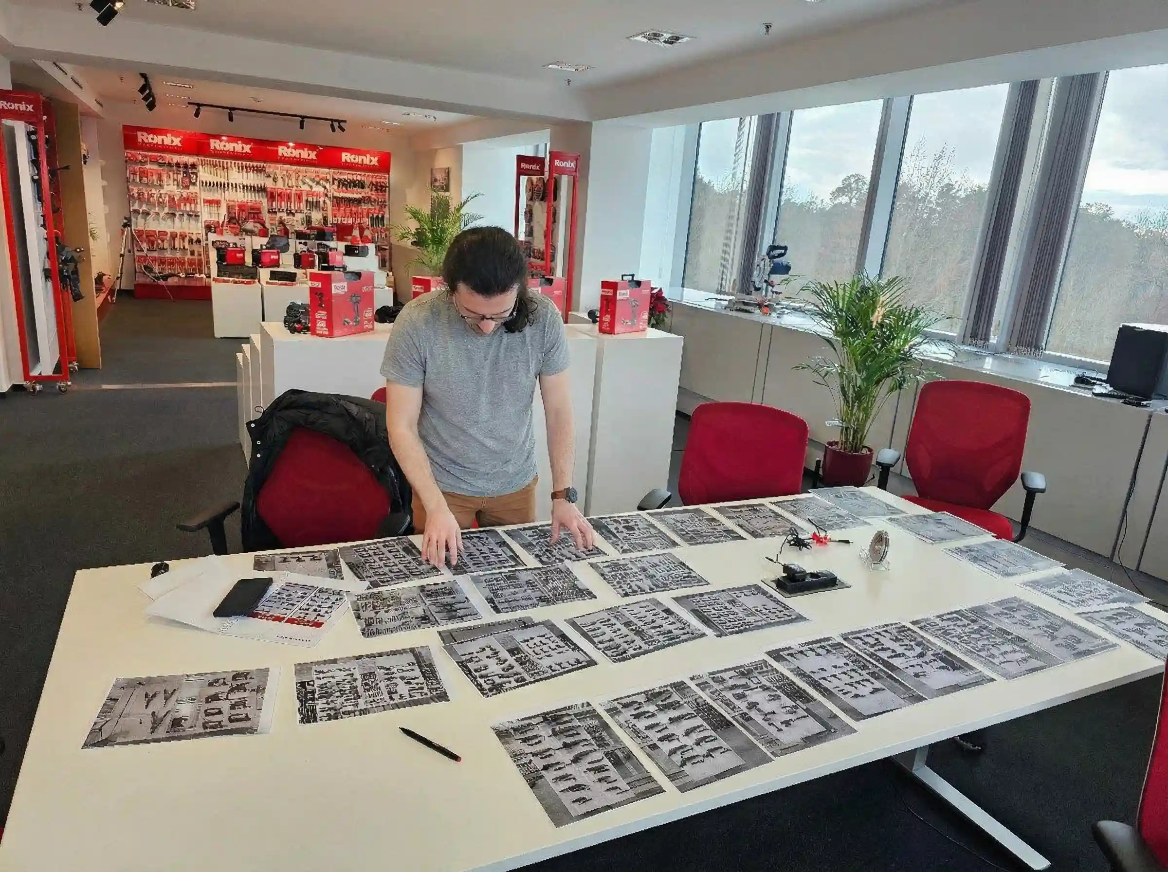 Bild eines Ronix-Teammitglieds bei der Arbeit am Design des Messestands