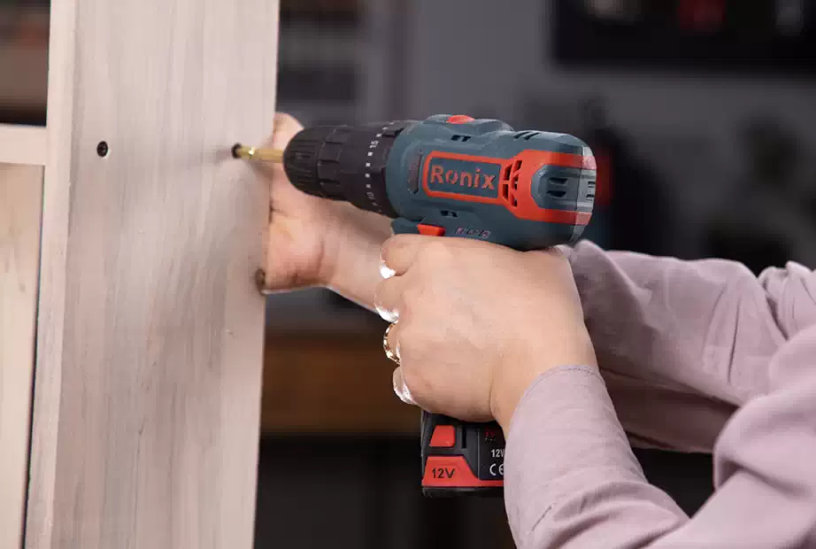 Tightening a screw using a Ronix drill driver