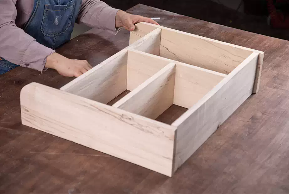 Joining the different pieces of the wooden shelf together