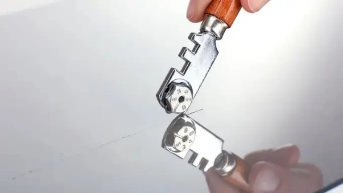 cutting glass with a diamond blade cutter
