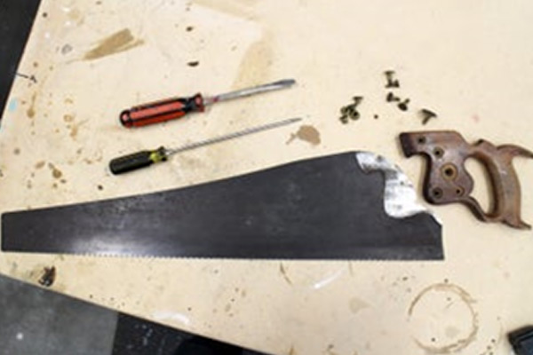 Handsaw’s handle disassembly