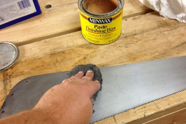 Polishing the handsaw blade