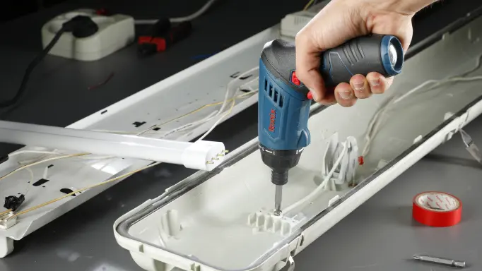Using a Ronix cordless screwdriver on a fluorescent lamp