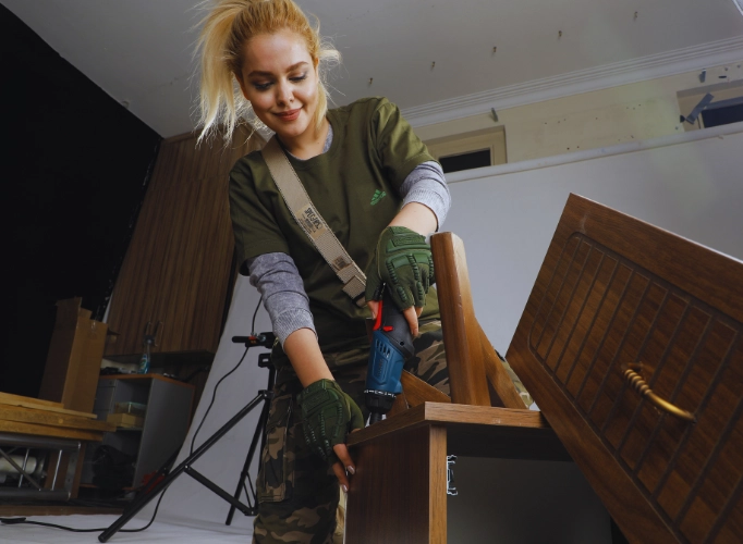 furniture construction with a cordless screwdriver