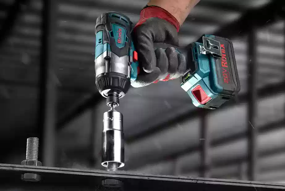 Using Ronix 8906 impact driver to fasten a screw