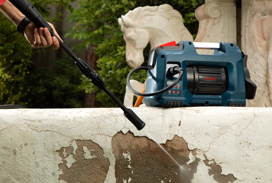 Holding the high-pressure washer nozzle at an angle