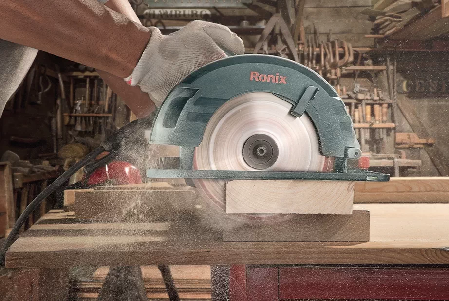 A carpenter using a Ronix circular saw on wood
