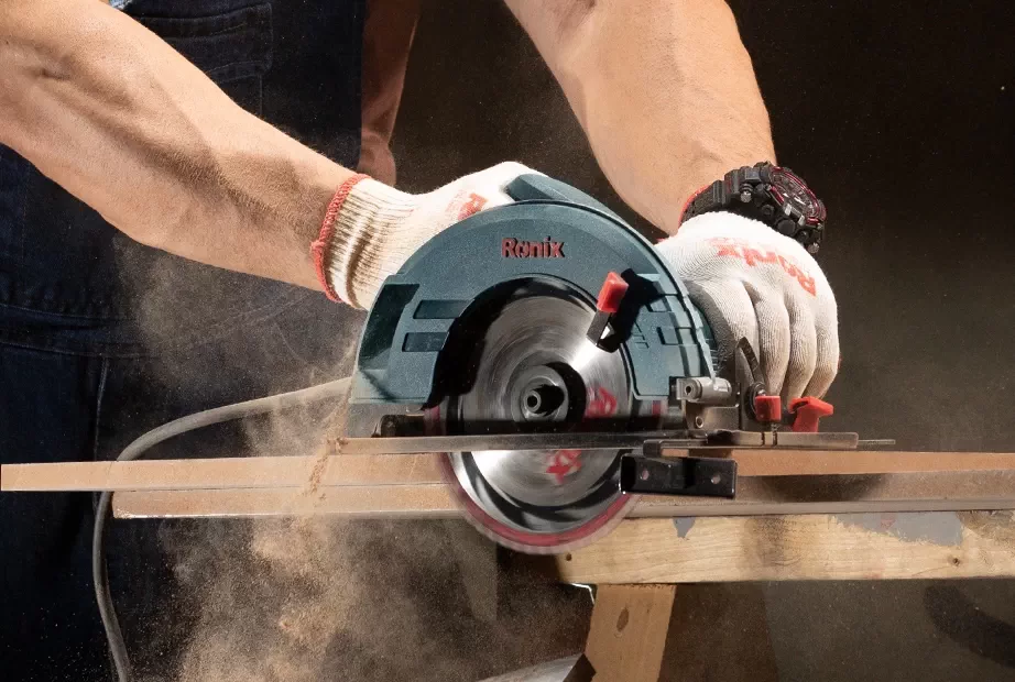 Cutting wood with Ronix corded circular saw