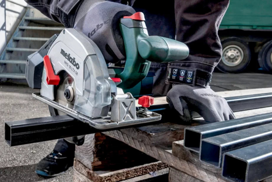 Corded metal best sale cutting circular saw