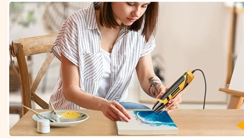picture of a person using the SEEKONE mini heat gun