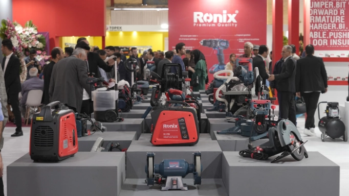 Attendees of an international trade show visiting Ronix booth