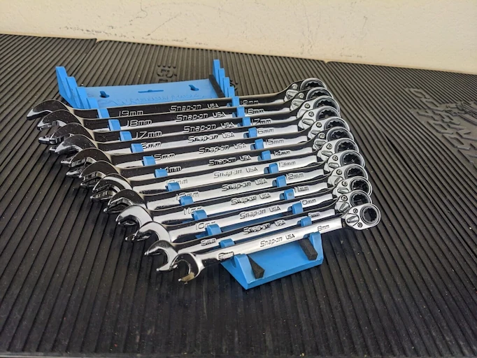 A reversible ratcheting wrench set