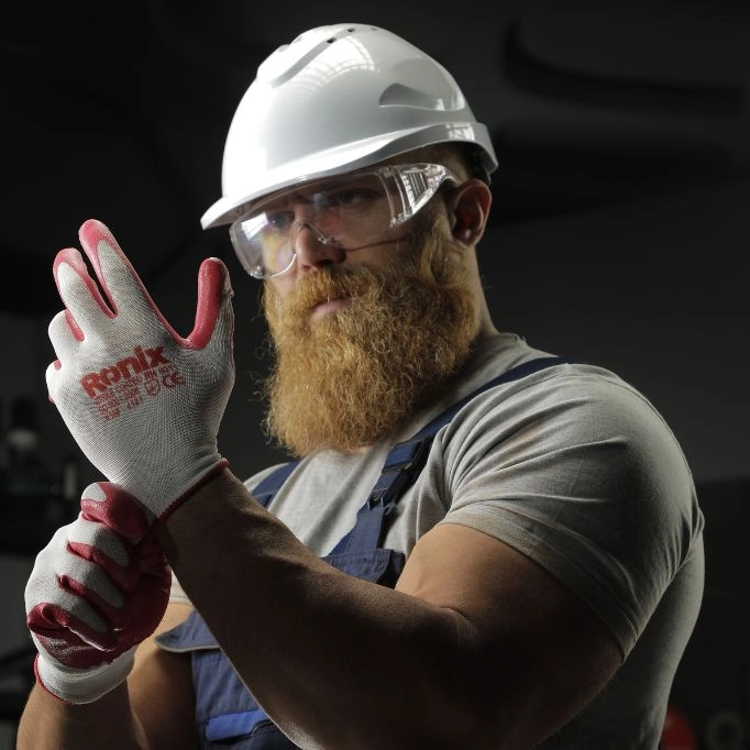 picture of a man using a helmet glasses and gloves