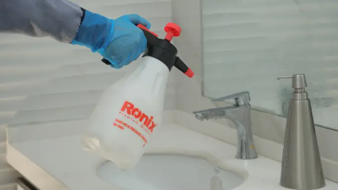  Using a Ronix high-quality sprayer to clean a washbasin