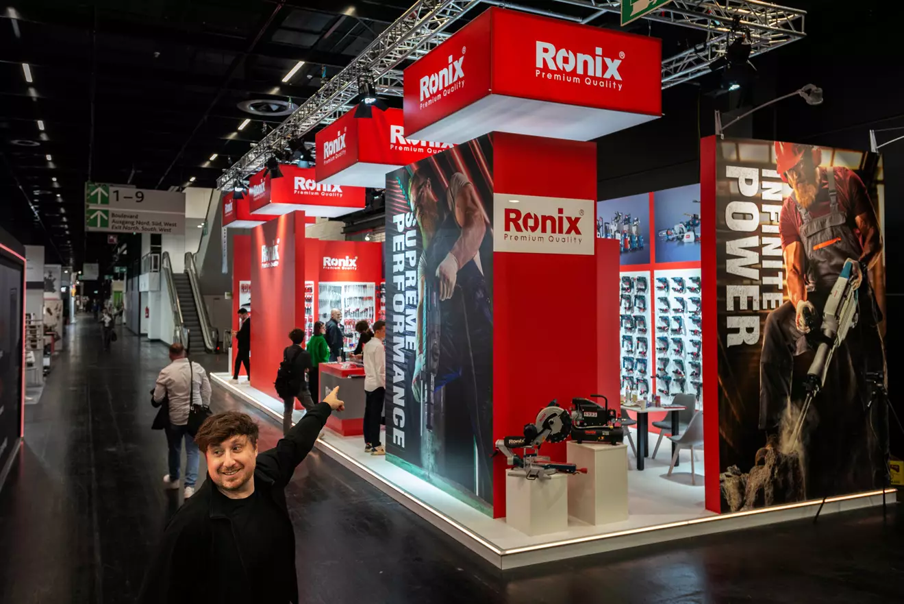 A man pointing to Ronix booth at Eisenwarenmesse