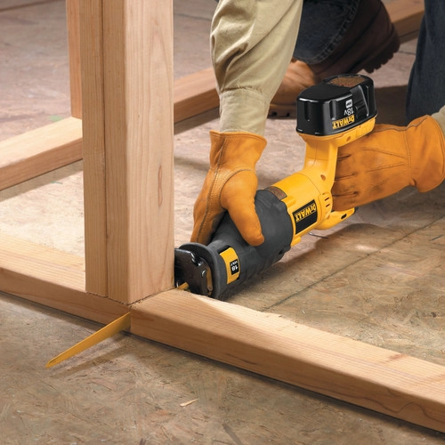 The best cordless reciprocating saw for DIY