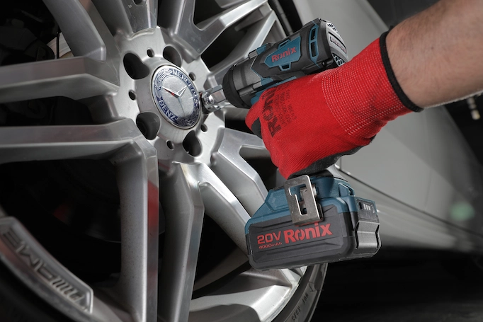 the best cordless impact wrench for changing tires