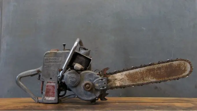 An old one-man chainsaw