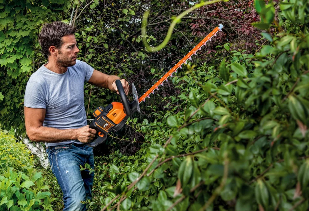 Professional cordless hedge trimmer