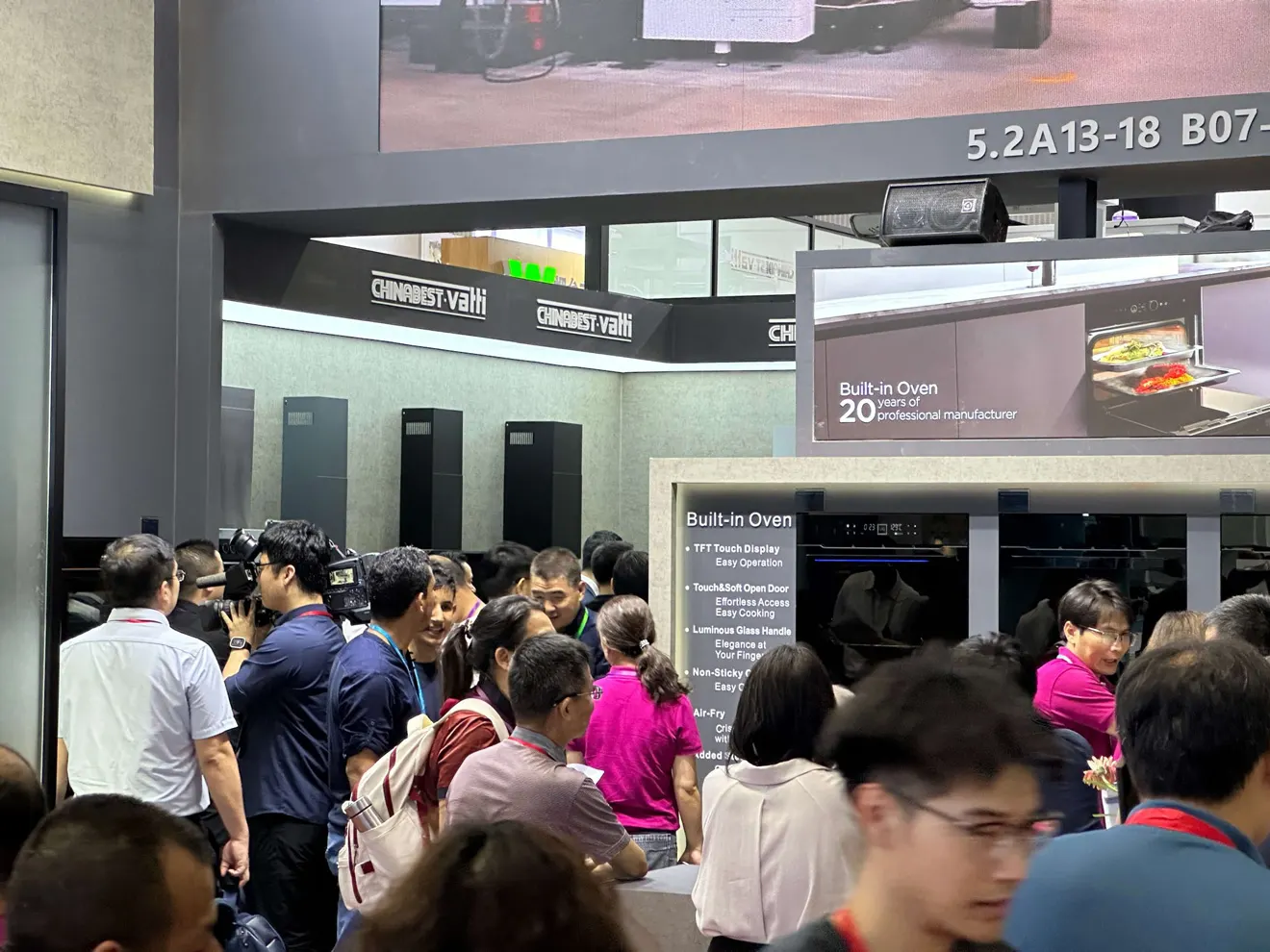 the crowd of people at Canton Fair, home appliances hall