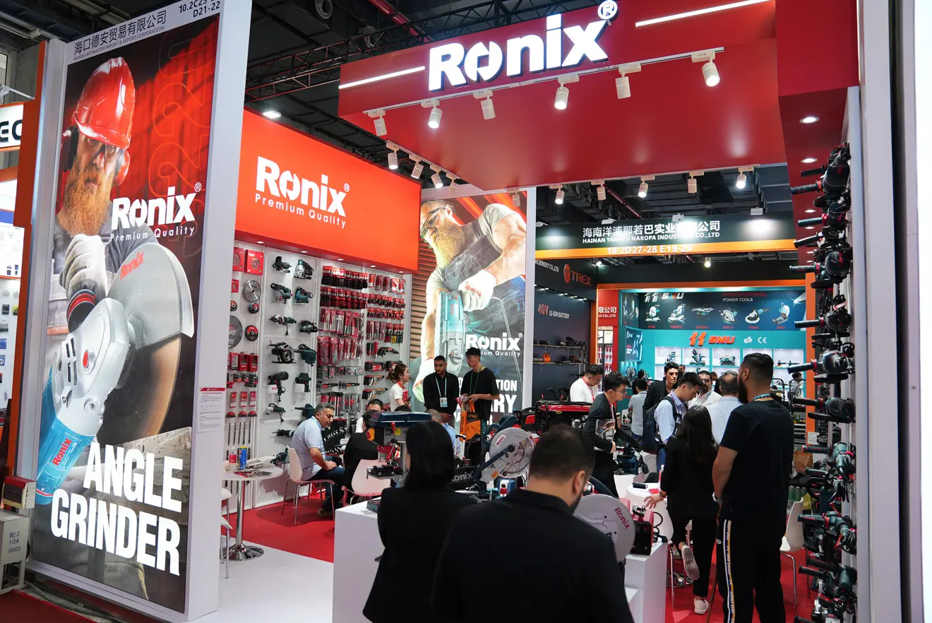 the visitors and exhibitors in the Ronix booth at Canton Fair 2023