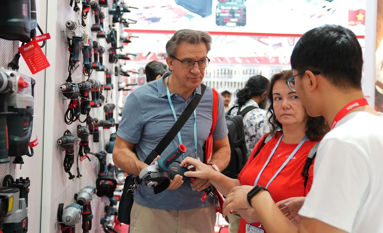 visitors of the Ronix booth at Canton Fair 2023