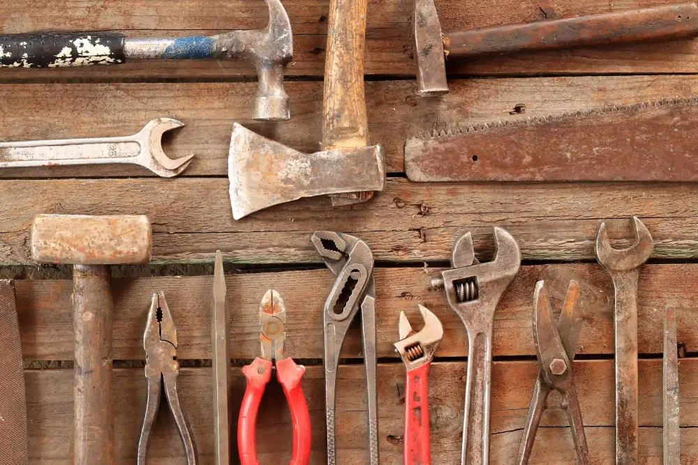 Hand tools lying next to each other on a wooden table