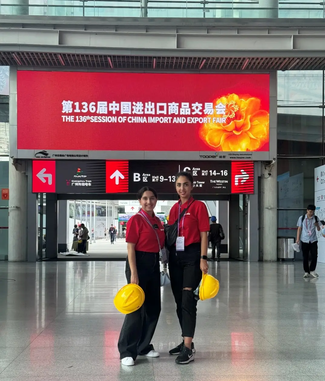 Picture of two Ronix team members at the Canton Fair exhibition
