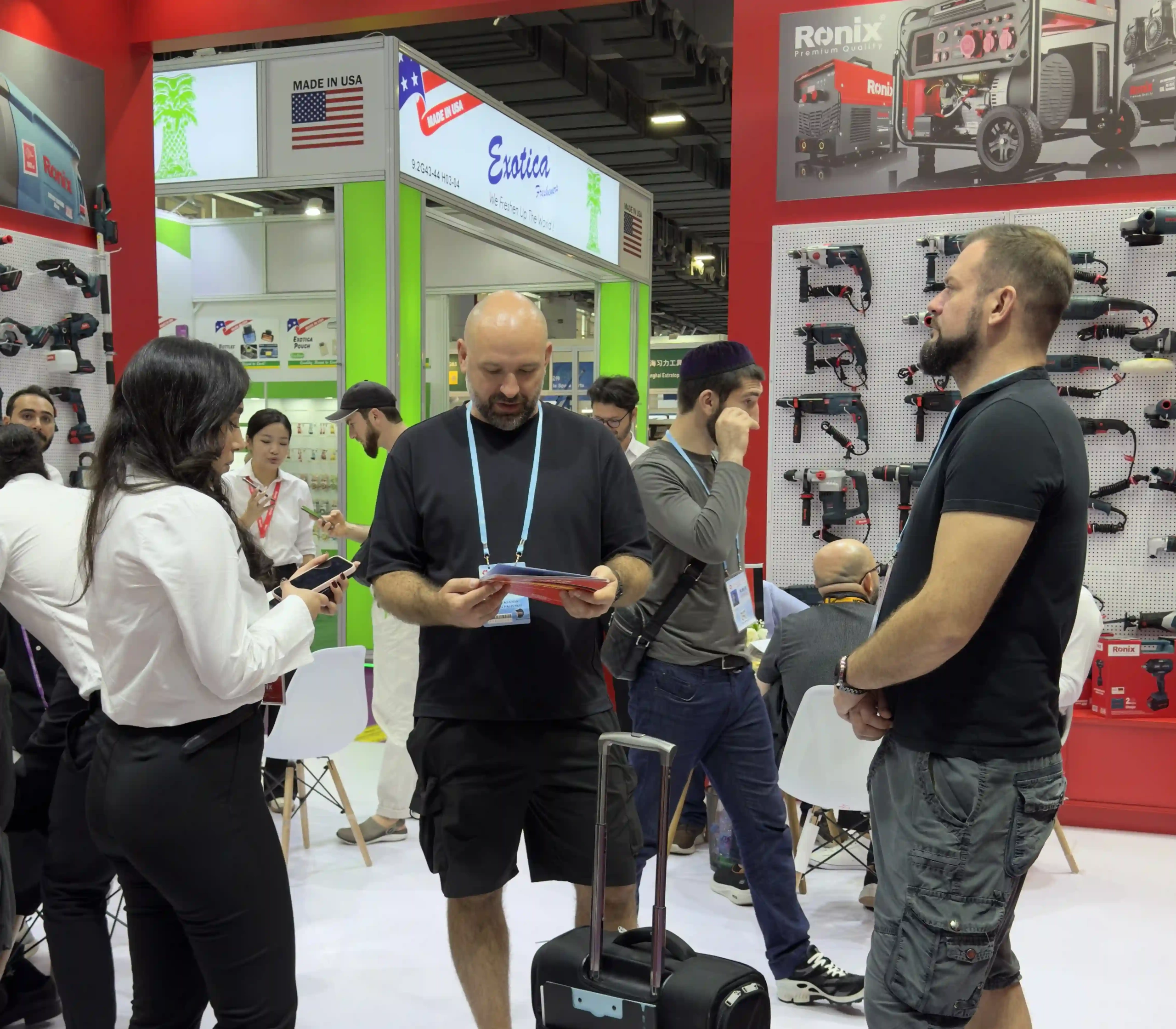 picture of the Ronix sales expert with customers in the Canton Fair 2025 booth