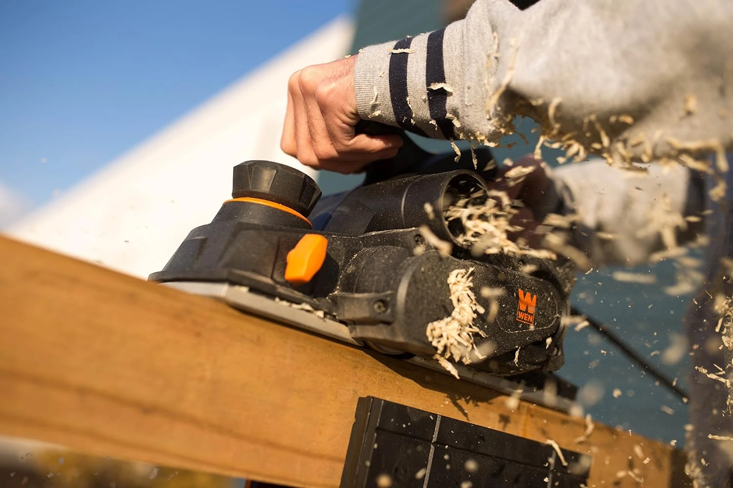 Picture of the WEN best electric hand planer for woodworking