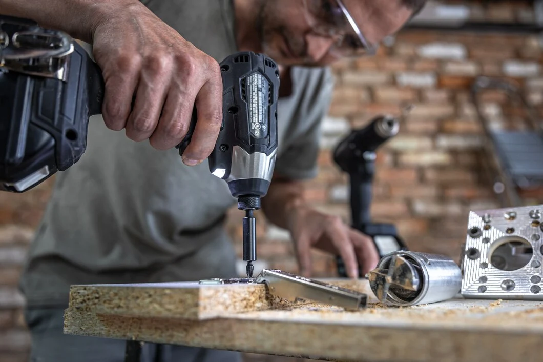 Hombre utilizando un atornillador inalámbrico