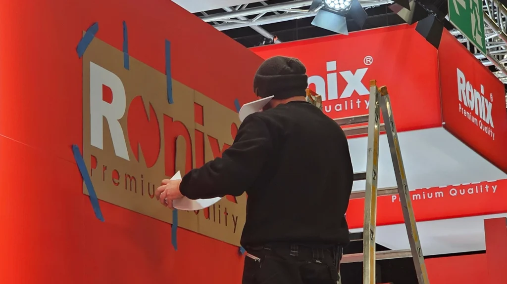 Detrás del montaje del stand de Ronix en Eisenwarenmesse