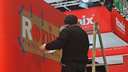 Detrás del montaje del stand de Ronix en Eisenwarenmesse