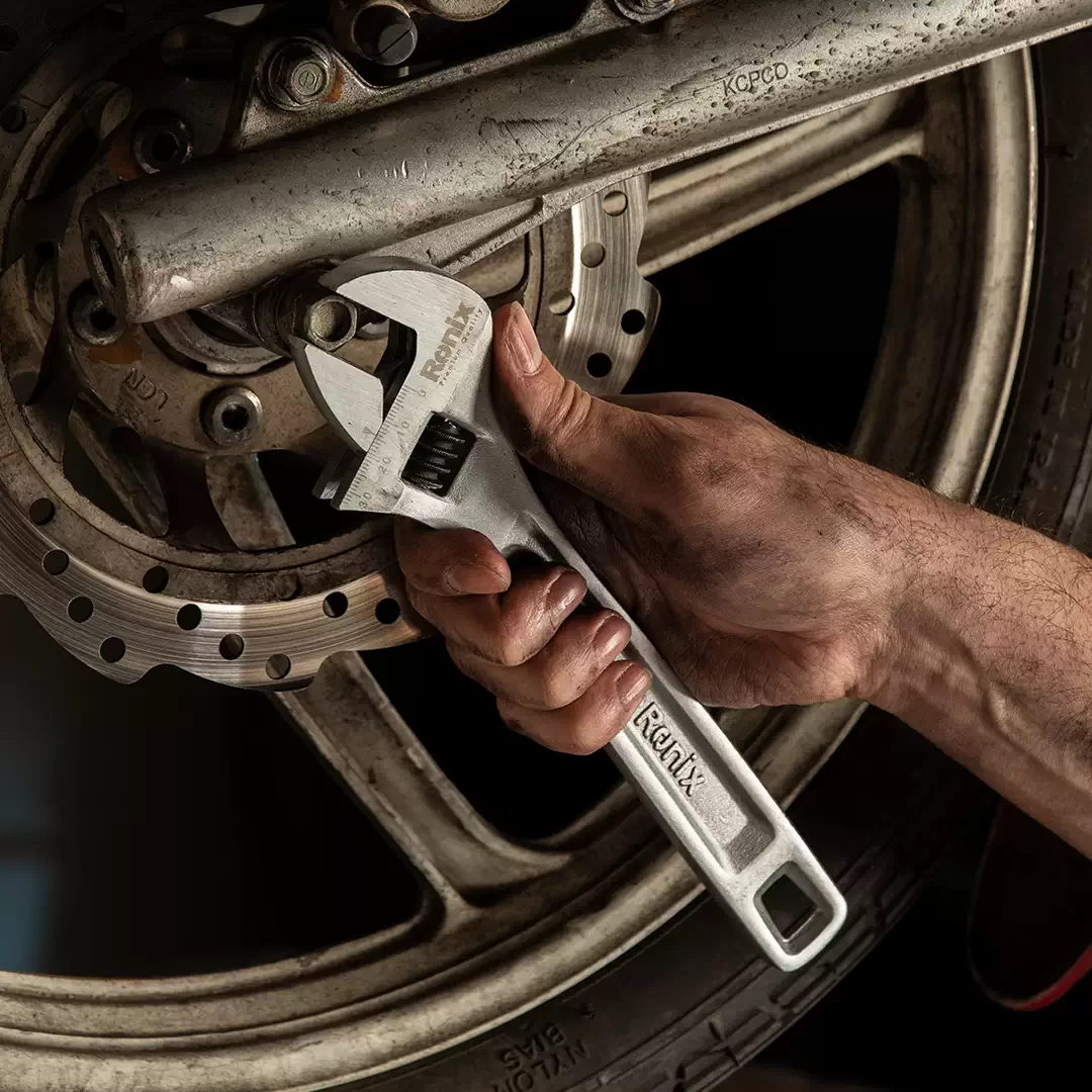 Llave inglesa Ronix utilizada para ajustar una tuerca hexagonal en un trabajo de mantenimiento