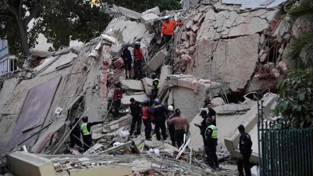 Equipos de rescate trabajando entre edificios dañados tras el terremoto en Venezuela