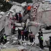 Equipos de rescate trabajando entre edificios dañados tras el terremoto en Venezuela