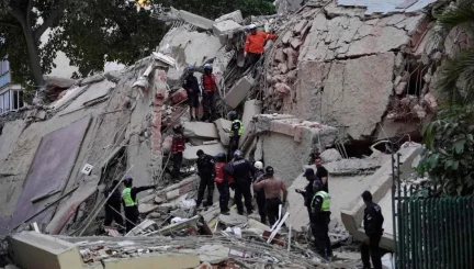 Equipos de rescate trabajando entre edificios dañados tras el terremoto en Venezuela