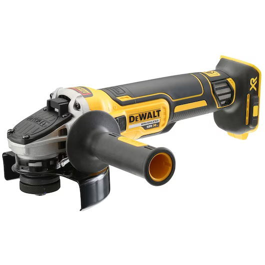 DeWalt DCG405FN-XJ amoladora inalámbrica realizando cortes en instalación exterior