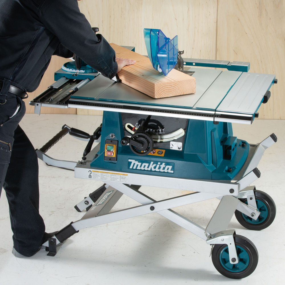 Sierra de banco Makita MLT100N cortando madera maciza