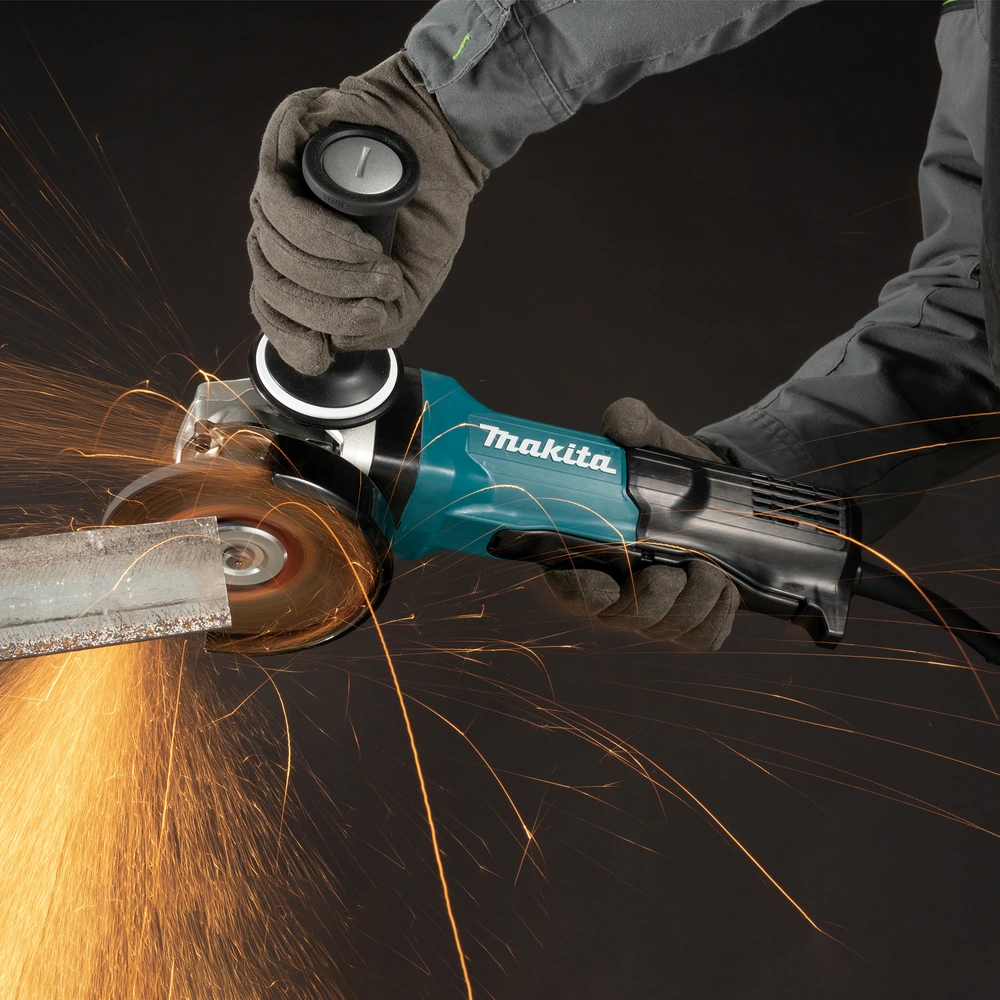 Makita GA5093X01 cortando perfiles metálicos
