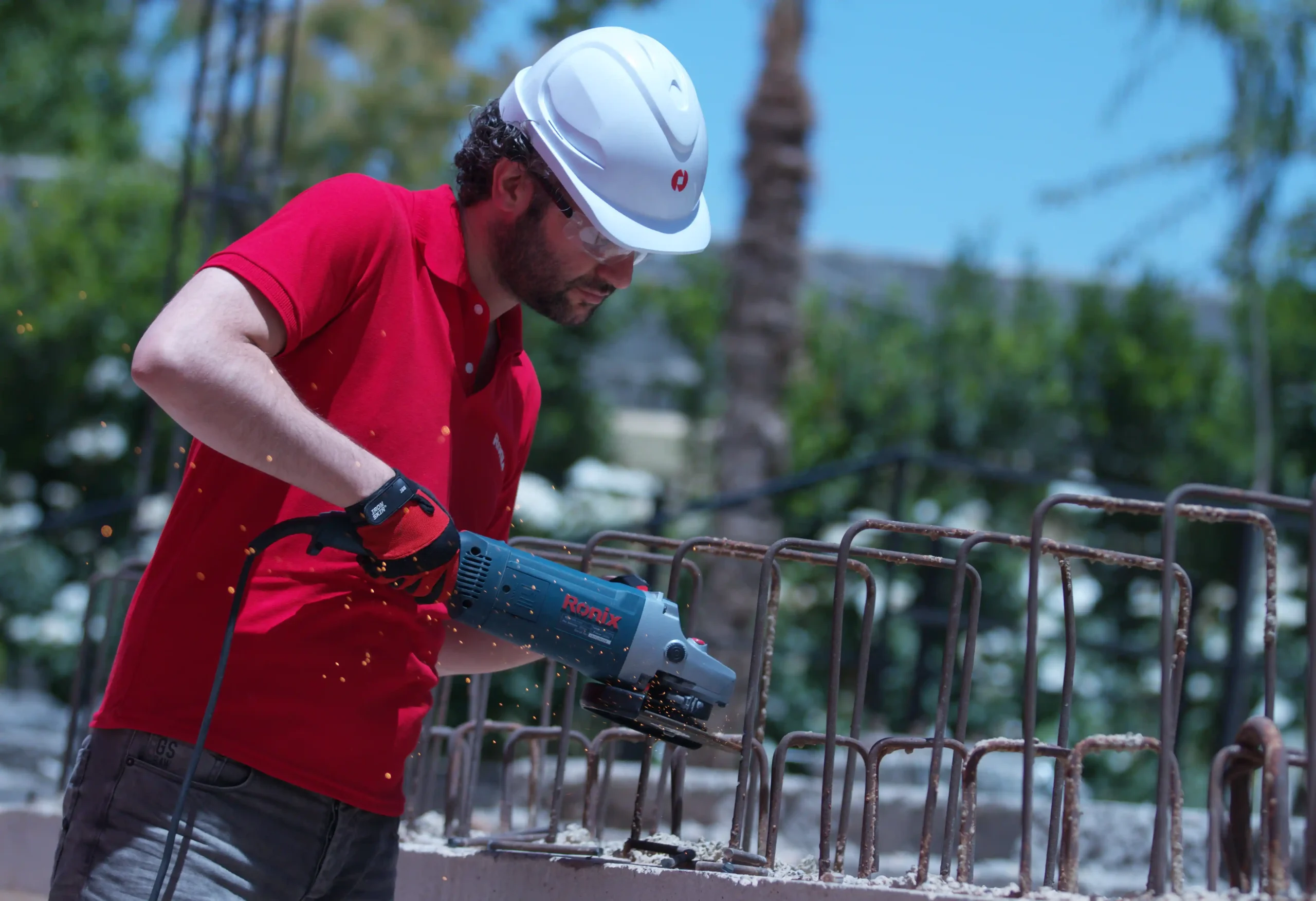 Ronix 3210 realizando corte profundo en perfiles de acero estructural durante trabajos de construcción pesada