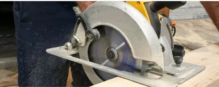 Disco de sierra cortando madera con virutas en proceso de corte