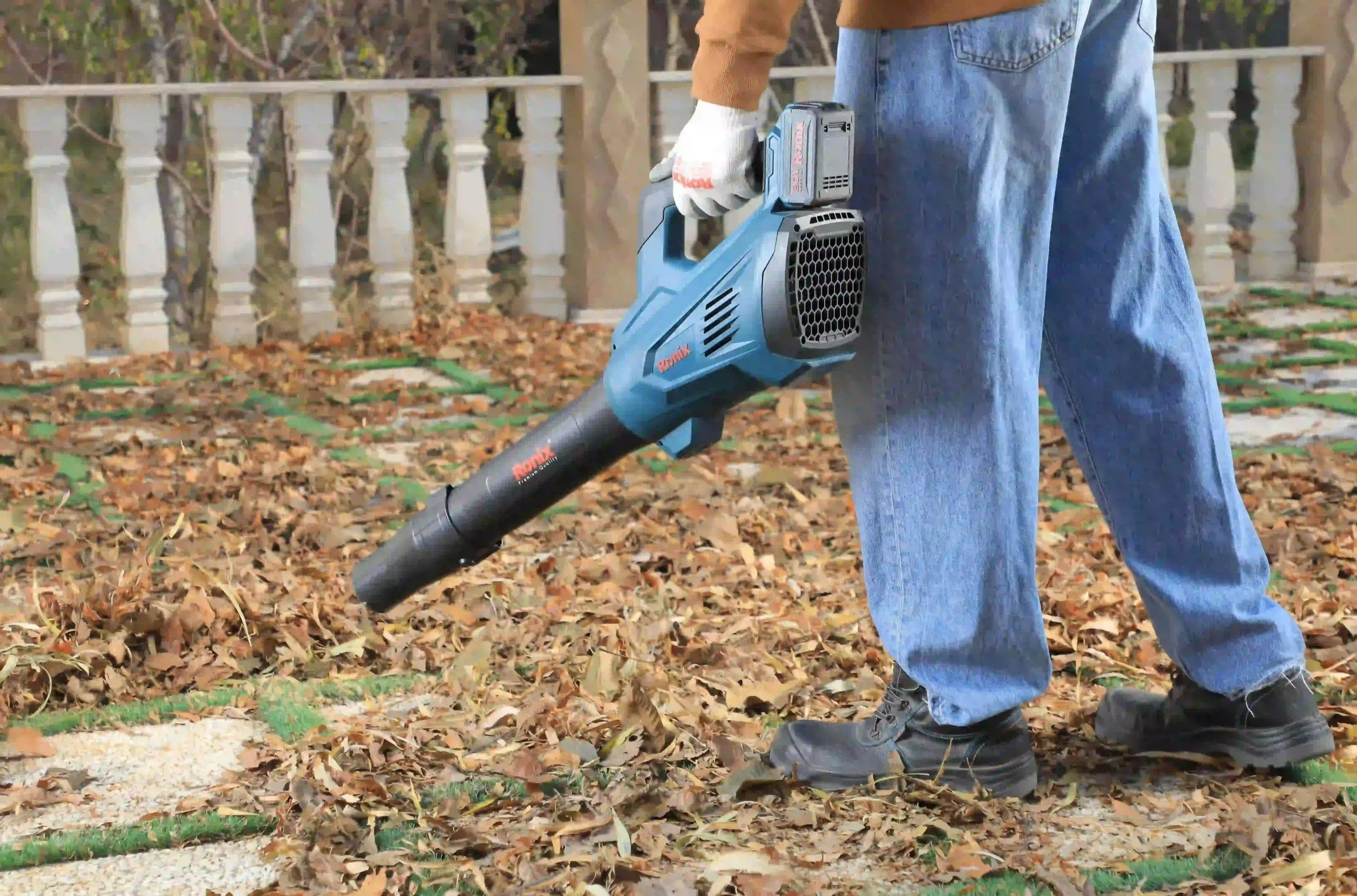 Uso cómodo de un soplador Ronix para el mantenimiento de jardines y espacios exteriores