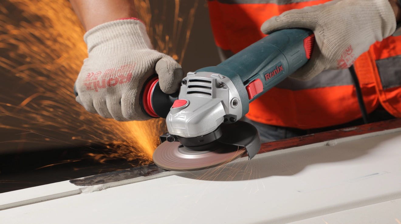 une meuleuse d'angle ronix 3100 servant à meuler une surface métallique