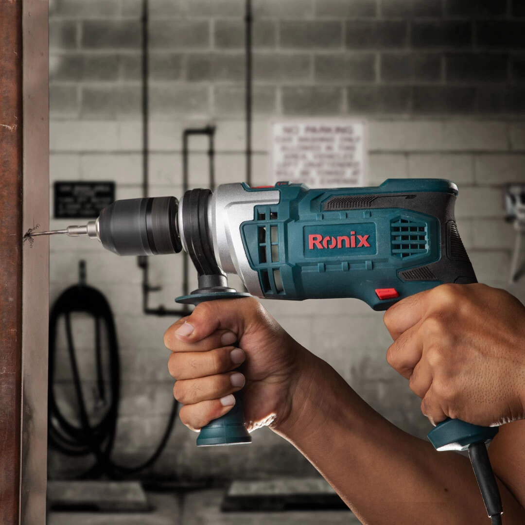 Ronix 2215 Elektrikli darbeli matkap – 850W – 13mm kullanıcı elinde